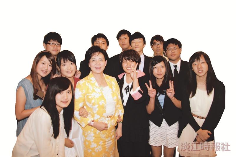 校長張家宜（中）與蘭陽新生歡樂共聚！（攝影／楊志偉)