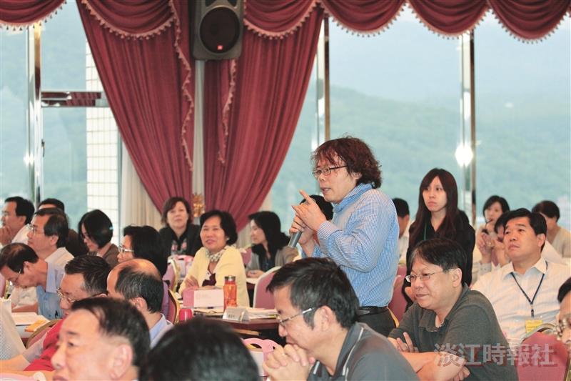 英文系系主任蔡振興在綜合座談中，豐富的肢體語言，讓大家莞爾一笑。