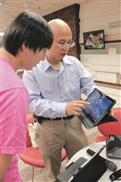 圖書館舉辦「雲端漫步，隨觸閱讀」演講，閱活區坐滿對雲端科技有興趣的聽眾。聽者仔細凝聽北台灣科技學院助理教授林慶昌的解說。（攝影／李鎮亞