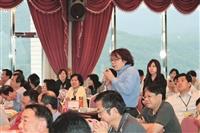 英文系系主任蔡振興在綜合座談中，豐富的肢體語言，讓大家莞爾一笑。