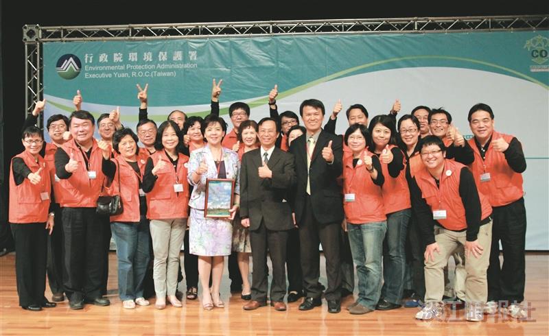 張校長率隊領企業環保獎