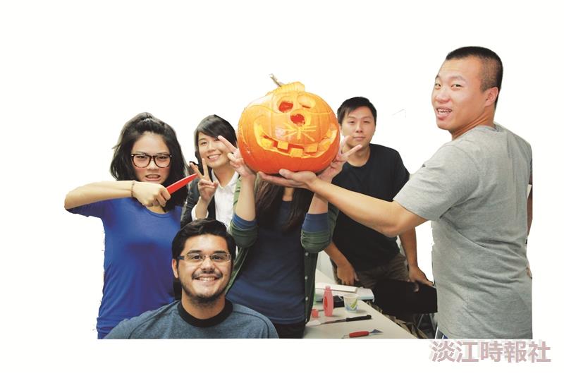 學生「磨刀霍霍」參加南瓜雕刻大賽，搞怪歡度萬聖節。（攝影／謝佩穎）