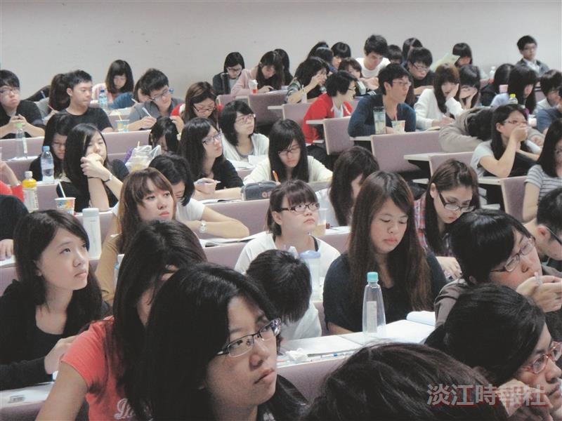 林慶隆以「公司治理、企業倫理與企業社會責任」為題演講，現場座無虛席，精彩的內容，讓學生均專注聆聽，勤做筆記。