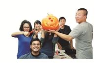 學生「磨刀霍霍」參加南瓜雕刻大賽，搞怪歡度萬聖節。（攝影／謝佩穎）
