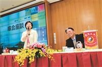 國防大學副校長傅永茂中將（右）一行19人參訪本校，張校長（左）在覺生國際會議廳主持參訪座談會。（攝影／羅廣群）