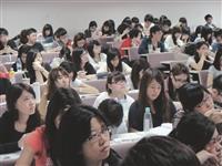 林慶隆以「公司治理、企業倫理與企業社會責任」為題演講，現場座無虛席，精彩的內容，讓學生均專注聆聽，勤做筆記。
