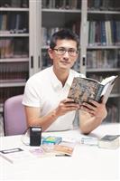 散發日本氣質的東城一，靠著閱讀自學多國語言。