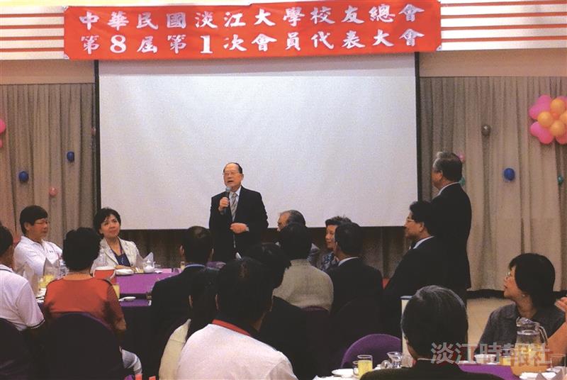 張創辦人建邦博士（站立左）、校長張家宜、董事會主任祕書周新民（站立右）等與校友們在晚宴聚首。（圖／董事會提供）