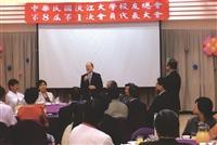 張創辦人建邦博士（站立左）、校長張家宜、董事會主任祕書周新民（站立右）等與校友們在晚宴聚首。（圖／董事會提供）