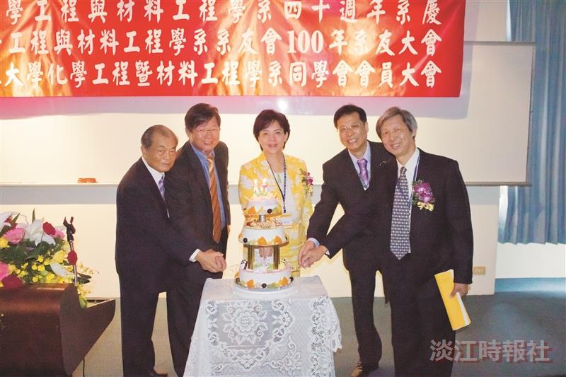 校長張家宜（左三）、世界校友會聯合會理事長陳慶男（左二）、中華民國淡江大學校友總會理事長羅森（左一）、化材系系主任林國賡（右二）及化材系系友會會長孫瑞隆（右一）一起切化材系40週年慶蛋糕。（攝影／湯琮詰）