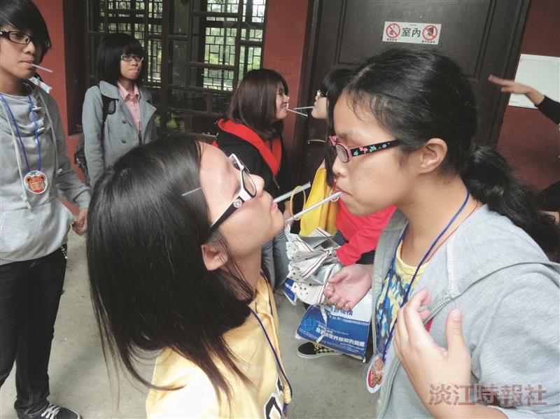 員林高中同學在本校校園內進行遊戲，增添校內熱鬧氣氛。（圖／招生組提供）