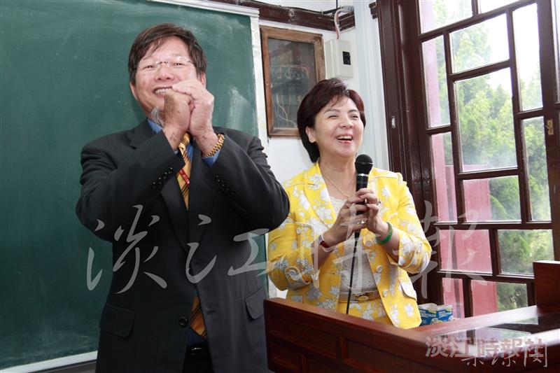 宮燈新面貌-　本校校長張家宜（右）與世界校友會聯合會理事長陳慶男（左）啟用宮燈多媒體設備時，張校長表示，現場上課現況，彷彿在成人教育部教授樂活課程。（攝影／梁琮閔）