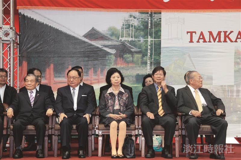 校慶慶祝大會，由（右起）董事會董事陳雅鴻、世界校友會聯合會理事長陳慶男、董事會監察人王美蘭、廈門校友會會長黃天中、中華民國淡江大學校友總會理事長羅森一同慶祝淡江「生日快樂」。