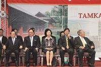 校慶慶祝大會，由（右起）董事會董事陳雅鴻、世界校友會聯合會理事長陳慶男、董事會監察人王美蘭、廈門校友會會長黃天中、中華民國淡江大學校友總會理事長羅森一同慶祝淡江「生日快樂」。
