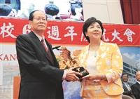 校長（右）張家宜頒發第25屆金鷹獎給傑出校友董延齡（左）。