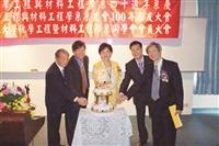 校長張家宜（左三）、世界校友會聯合會理事長陳慶男（左二）、中華民國淡江大學校友總會理事長羅森（左一）、化材系系主任林國賡（右二）及化材系系友會會長孫瑞隆（右一）一起切化材系40週年慶蛋糕。（攝影／湯琮詰）