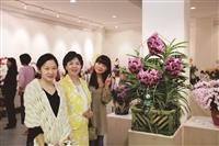 蘭花展上校長（中）張家宜與兩位北京理工大學在英文系交換學生合影。（圖／黃文智提供）