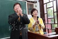 宮燈新面貌-　本校校長張家宜（右）與世界校友會聯合會理事長陳慶男（左）啟用宮燈多媒體設備時，張校長表示，現場上課現況，彷彿在成人教育部教授樂活課程。（攝影／梁琮閔）