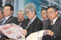 校慶慶祝大會，由（右起）董事會董事陳雅鴻、世界校友會聯合會理事長陳慶男、董事會監察人王美蘭、廈門校友會會長黃天中、中華民國淡江大學校友總會理事長羅森一同慶祝淡江「生日快樂」。