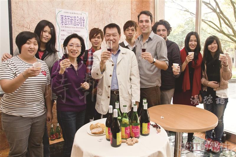 法文系薄酒萊品嚐會，外語學院院長吳錫德（左三）、法文系主任楊淑娟（左二）、法籍講師Julien Chameroy（左四）開心品嚐。（攝影／湯琮詰）