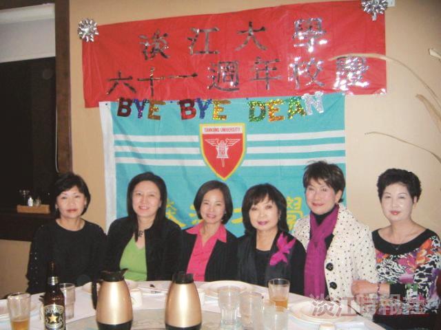 本校芝加哥校友會日前聚餐慶賀本校61週年校慶，芝加哥校友會會長呂瑞玉（右三）自備禮物與大家同歡。（圖／芝加哥校友會提供）