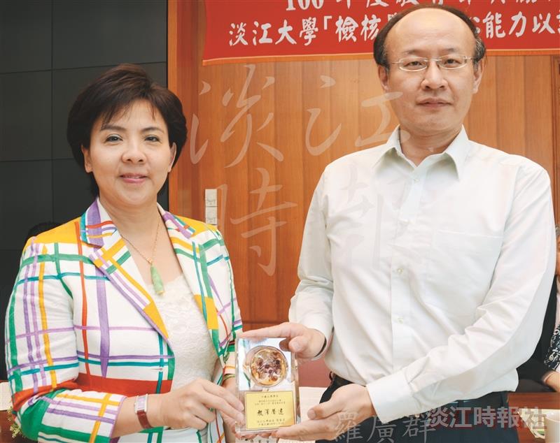 中文系彙編《每日二字》叢書，獲得廣大迴響，校長張家宜（左）於第66次校務會議中，頒贈「教澤聲遠」獎座予中文系，由中文系系主任殷善培（右）代表領獎。（攝影／羅廣群）
