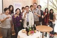 法文系薄酒萊品嚐會，外語學院院長吳錫德（左三）、法文系主任楊淑娟（左二）、法籍講師Julien Chameroy（左四）開心品嚐。（攝影／湯琮詰）