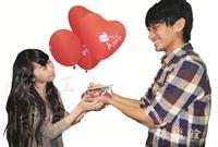 女同學開心收下感恩蘋果季的蘋果。（攝影／張峻銓）