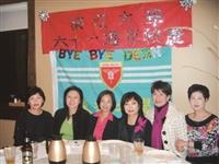 本校芝加哥校友會日前聚餐慶賀本校61週年校慶，芝加哥校友會會長呂瑞玉（右三）自備禮物與大家同歡。（圖／芝加哥校友會提供）