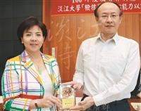 中文系彙編《每日二字》叢書，獲得廣大迴響，校長張家宜（左）於第66次校務會議中，頒贈「教澤聲遠」獎座予中文系，由中文系系主任殷善培（右）代表領獎。（攝影／羅廣群）