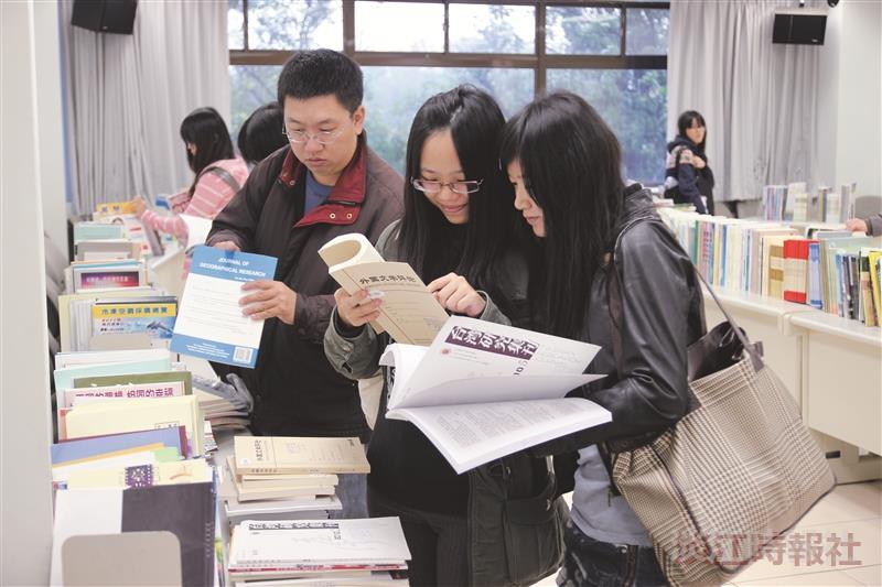 圖書館於上週舉辦汰舊期刊贈閱活動，本次約提供5百多種，3千多冊。2天的索贈活動，無論是下課時間、中午時段，教師及學生皆不受風雨影響，仍吸引眾多人數陸續前往索取。淡水校園覺生圖書館語文類別的英文雜誌及電腦相關雜誌最為搶手！而台北校園圖書館，則有人索取Time雜誌。非書資料組組員黃彩媚表示，剩下的期刊預計交由慈青社規劃捐贈。（文／鍾小喬、攝影／李鎮亞）