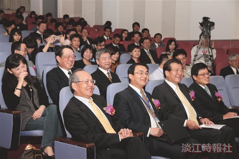 保險系於11月25日的「2011兩岸保險與危險管理學術研討會」中，邀請行政院金融監督管理委員會委員林建智（右一）、富邦產險董事長石燦明（左一）、西南財經大學保險學院院長陳滔（左二）、及學術副校長虞國興（右二）等人共同參與。（攝影／謝佩穎）