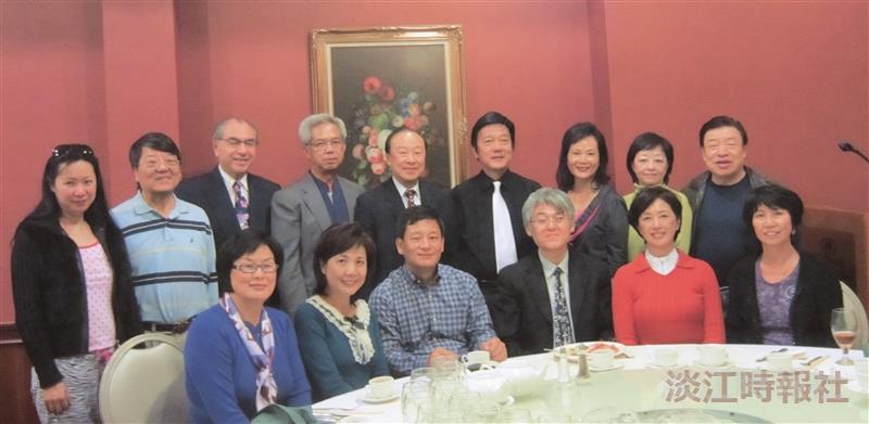 本校行政副校長高柏園（前右三）及校友服務暨資源發展處執行長彭春陽（右四），與南加州校友會會長王曉蘭（右二）等校友聚首並一同晚宴。（圖／校服暨資發處提供）