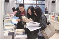 圖書館於上週舉辦汰舊期刊贈閱活動，本次約提供5百多種，3千多冊。2天的索贈活動，無論是下課時間、中午時段，教師及學生皆不受風雨影響，仍吸引眾多人數陸續前往索取。淡水校園覺生圖書館語文類別的英文雜誌及電腦相關雜誌最為搶手！而台北校園圖書館，則有人索取Time雜誌。非書資料組組員黃彩媚表示，剩下的期刊預計交由慈青社規劃捐贈。（文／鍾小喬、攝影／李鎮亞）