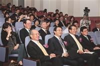 保險系於11月25日的「2011兩岸保險與危險管理學術研討會」中，邀請行政院金融監督管理委員會委員林建智（右一）、富邦產險董事長石燦明（左一）、西南財經大學保險學院院長陳滔（左二）、及學術副校長虞國興（右二）等人共同參與。（攝影／謝佩穎）