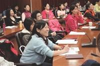 本校校長室祕書暨性別平等教育委員會執行祕書黃文智，進行性別平等教育訓練課程時，嚴肅地講述法條，舉實例時又生動幽默。（攝影／李鎮亞）