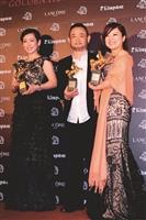 本校大傳系校友楊南倩（右一），以電影《到阜陽六百里》獲得第48屆金馬獎最佳原著劇本，並於2日返校演講，與學弟妹分享創作過程及得獎喜悅，楊南倩說：「得獎是種肯定，未來將在電影圈中持續努力創作。」    大傳系系主任王慰慈開心的表示：「很高興看到大傳系的學生獲獎，這樣的成就很不容易，鼓勵有夢想的人不斷向夢想邁進就有機會成功。」大傳四李蕙珊表示，因畢業製作也是拍攝劇情短片，很感謝學姊回來分享業界的經驗，獲益良多。（文／段采伶、圖／臺北金馬影展執行委員會提供）