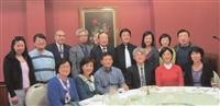 本校行政副校長高柏園（前右三）及校友服務暨資源發展處執行長彭春陽（右四），與南加州校友會會長王曉蘭（右二）等校友聚首並一同晚宴。（圖／校服暨資發處提供）