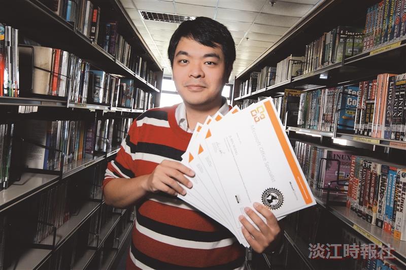 統計四王繼斌透過學校課程取得多張電腦證照。（攝影／林奕宏）