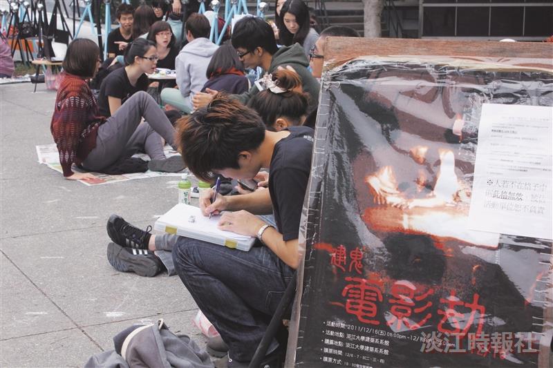 建築系一年一度的建鬼又來囉！同學不畏寒冷風雨，一早排隊就為了要搶「頭香」！有人穿雨衣卡位、更有人帶著作業邊寫邊排隊，可見建鬼魅力十足！建鬼將於16日（週五）驚悚登場，千萬別錯過！（文／梁子亨、攝影／梁子亨、黃潤怡）