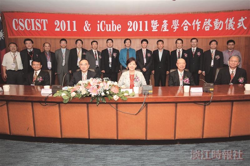 產學合作啟動儀式，前排由右至左為大州數位服務公司董事長李述忠、會議榮譽主席暨監察院委員趙榮耀、本校校長張家宜、杭州師範大學院長詹國華、工學院院長何啟東，與後排企業代表及主辦單位師長等合影。（攝影／林奕宏）