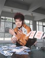 花式切牌是化學四朱耿慶最擅長的技法。（攝影／梁琮閔）