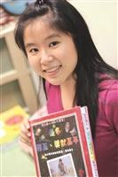 企管三劉雅倫至今已蒐集了上百張獎狀和證書。（攝影／梁子亨）