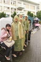 建築系一年一度的建鬼又來囉！同學不畏寒冷風雨，一早排隊就為了要搶「頭香」！有人穿雨衣卡位、更有人帶著作業邊寫邊排隊，可見建鬼魅力十足！建鬼將於16日（週五）驚悚登場，千萬別錯過！（文／梁子亨、攝影／梁子亨、黃潤怡）