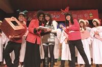 由讚美社、校園團契、學園團契共同邀請的「天韻合唱團」於    日晚間開唱，同學們擠爆文錙音樂廳，節目安排美國黑人爵士歌手黑珍珠帶來溫暖人心的表演。（文／李又如、攝影／劉代揚）