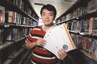 統計四王繼斌透過學校課程取得多張電腦證照。（攝影／林奕宏）