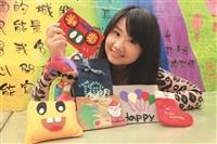 會計三黃淑真樂中手工藝品的創作。（攝影／鄭雅文）