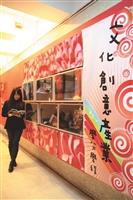 文學館3樓的「創意紅」創意牆，其創造力視窗提供學生書籍、影像等各類文創資訊。（攝影／鄭雅文）