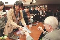 本校資訊工程學系於5日舉辦「2011海峽兩岸資訊科學與資訊技術學術交流會議暨亞太大學資訊教育數位學習發展研討會」，邀請到中央研究院院士劉炯朗（左上）、美國匹茲堡大學電腦科學系教授張系國（左下）等，就資訊領域發表專題演講，吸引上百人次到場聆聽。