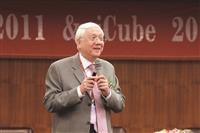 本校資訊工程學系於5日舉辦「2011海峽兩岸資訊科學與資訊技術學術交流會議暨亞太大學資訊教育數位學習發展研討會」，邀請到中央研究院院士劉炯朗（左上）、美國匹茲堡大學電腦科學系教授張系國（左下）等，就資訊領域發表專題演講，吸引上百人次到場聆聽。